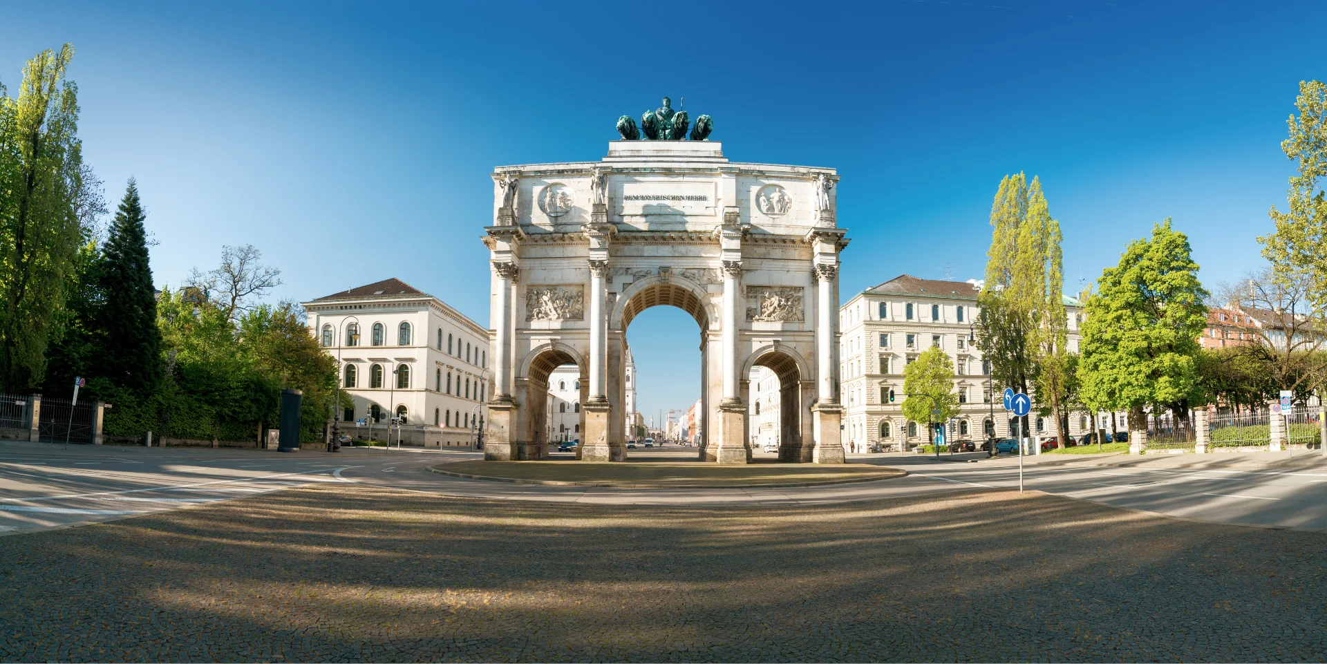 Modernes Wohn- und Geschäftsgebäude in München – symbolisch für Objektbetreuung